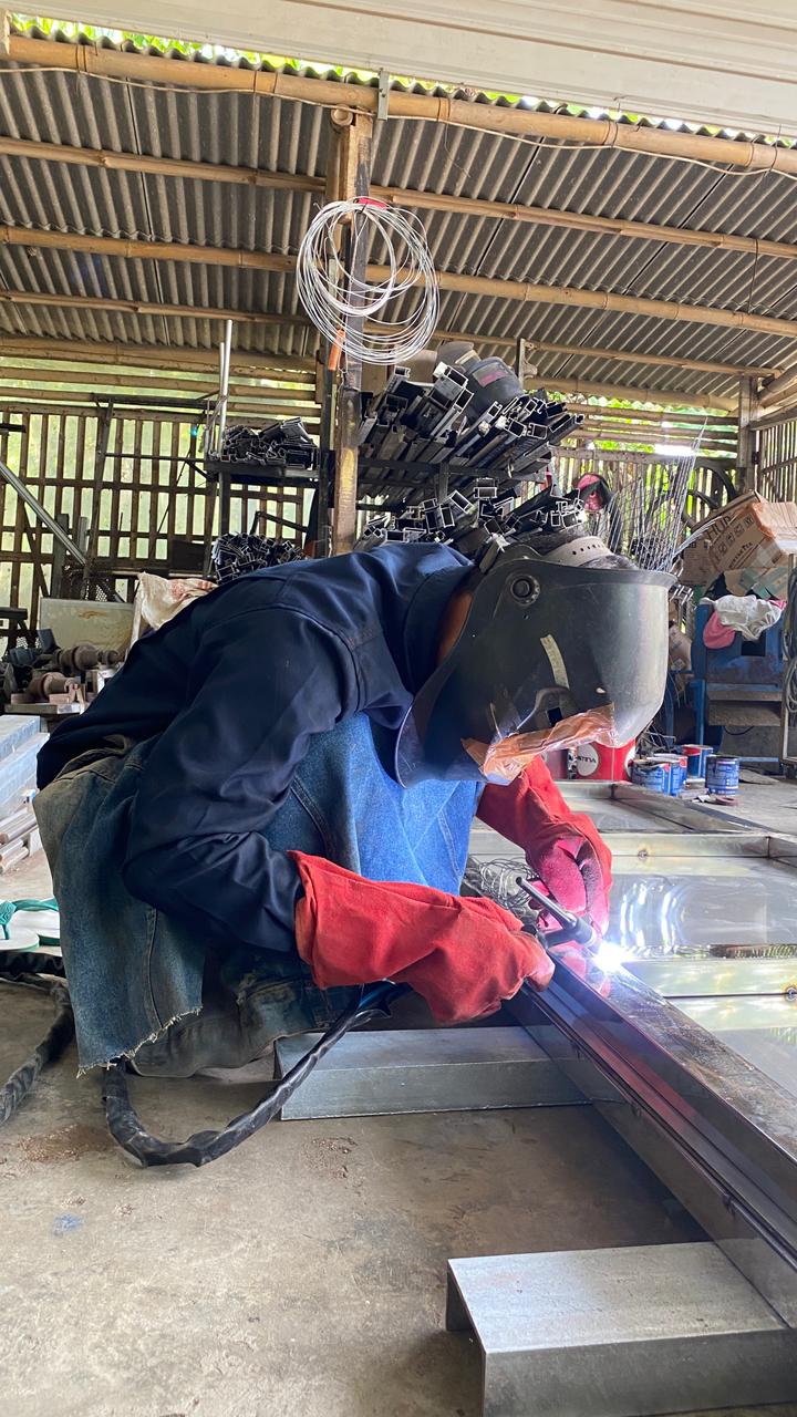 Proses las profesional di bengkel